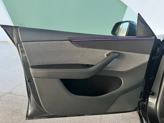 Tesla Model Y — Фото автомобиля 13