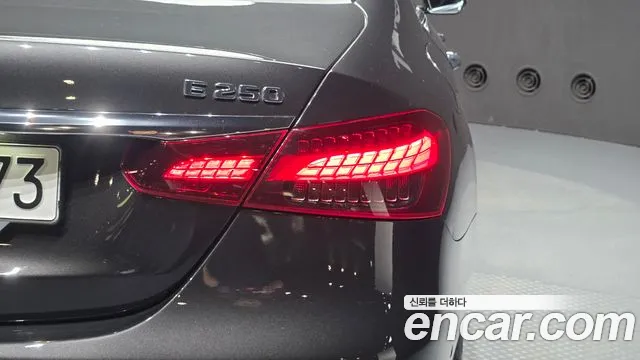 Mercedes-Benz E-Class — Фото автомобиля 21