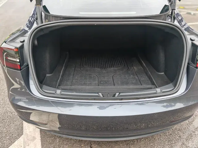 Tesla Model 3 — Фото автомобиля 4