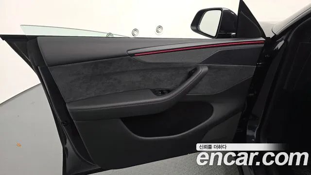 Tesla Model Y — Фото автомобиля 13