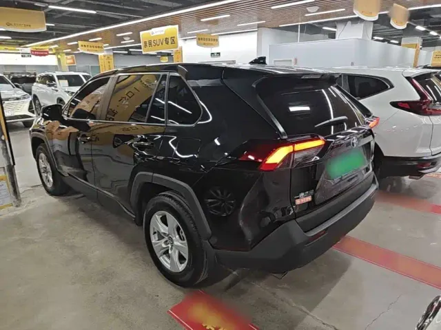 Toyota RAV4 — Фото автомобиля 4