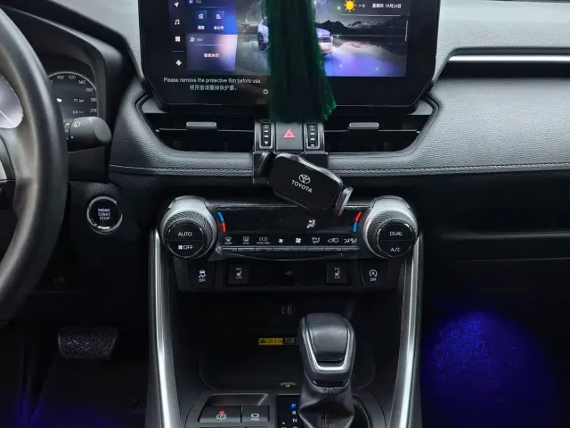 Toyota RAV4 — Фото автомобиля 14