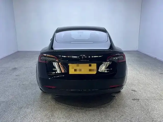 Tesla Model 3 — Фото автомобиля 5