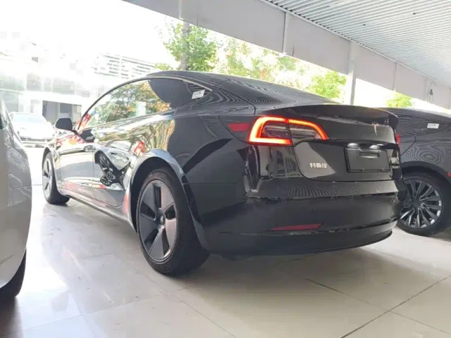 Tesla Model 3 — Фото автомобиля 4