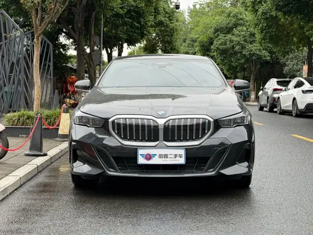 BMW 5 Series — Фото автомобиля 2