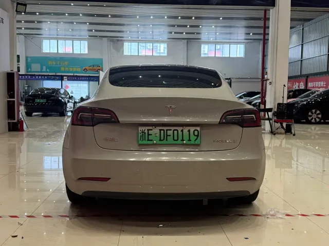 Tesla Model 3 — Фото автомобиля 5