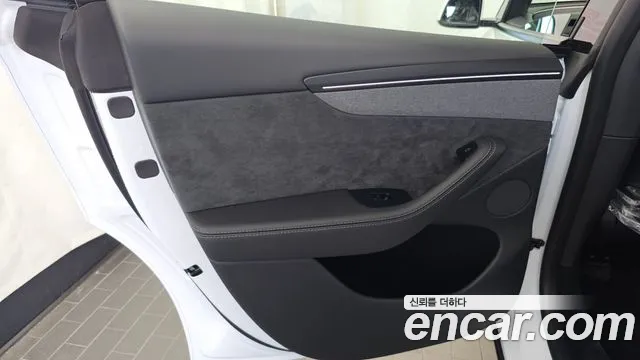 Tesla Model Y — Фото автомобиля 14