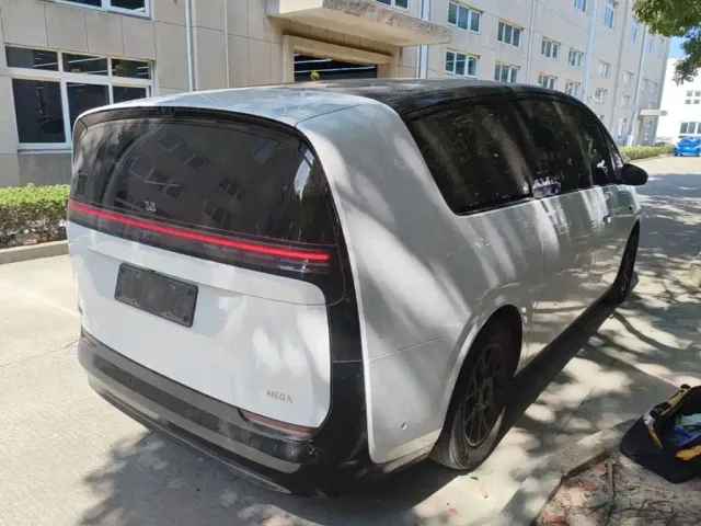 Li Auto MEGA — Фото автомобиля 6