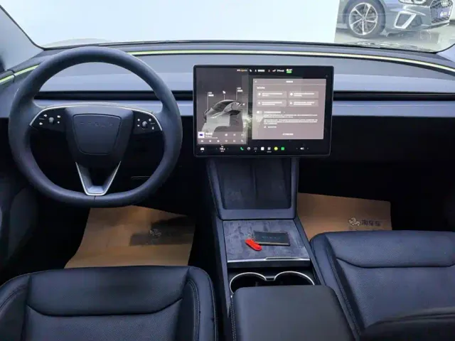 Tesla Model 3 — Фото автомобиля 12