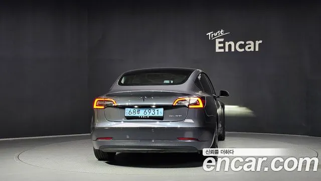 Tesla Model 3 — Фото автомобиля 4