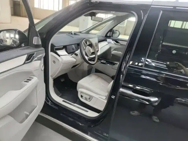 Volvo EM90 — Фото автомобиля 3