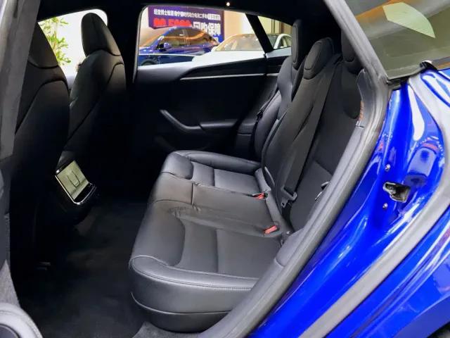 Tesla Model S — Фото автомобиля 6