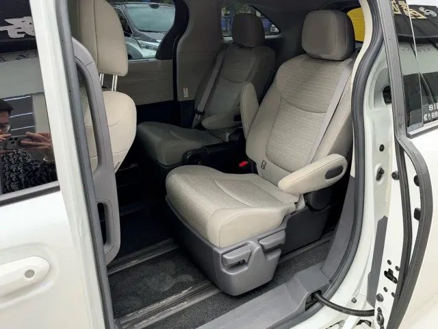 Toyota Sienna — Фото автомобиля 12