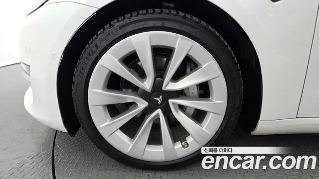 Tesla Model 3 — Фото автомобиля 5