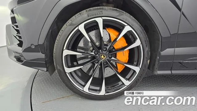 Lamborghini Urus — Фото автомобиля 5