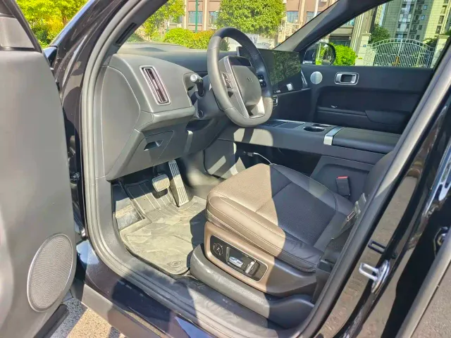 Li Auto L8 — Фото автомобиля 9