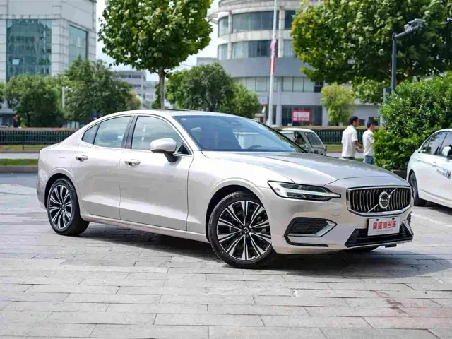 Volvo S60 — Фото автомобиля 3