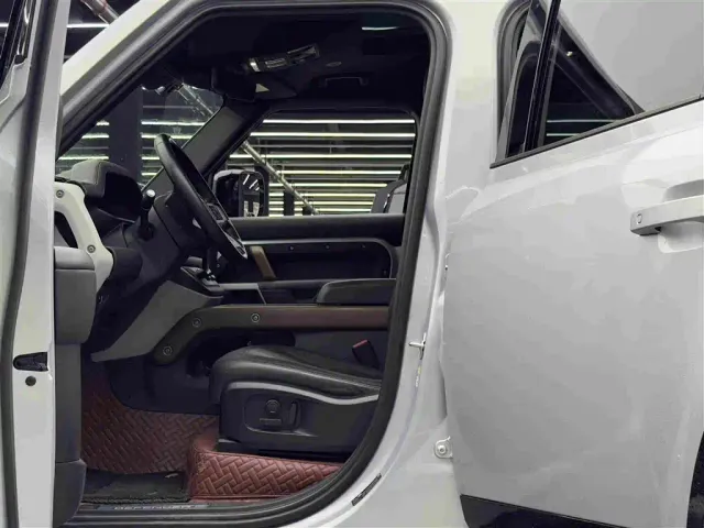 Land Rover Defender — Фото автомобиля 8