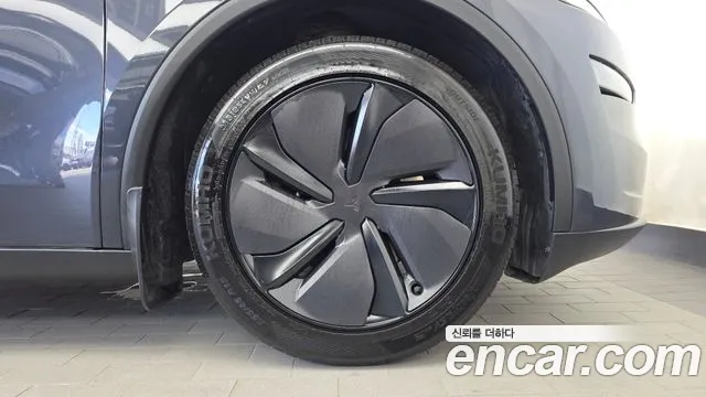 Tesla Model Y — Фото автомобиля 21