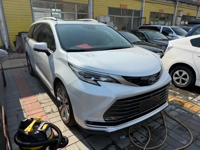 Toyota Sienna — Фото автомобиля 3