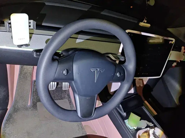Tesla Model Y — Фото автомобиля 6