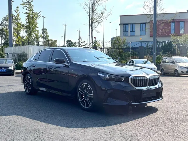 BMW 5 Series — Фото автомобиля 3
