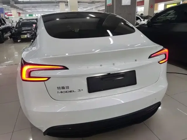 Tesla Model 3 — Фото автомобиля 5