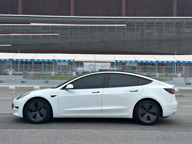 Tesla Model 3 — Фото автомобиля 7