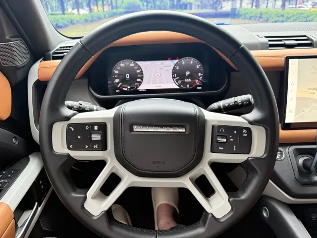 Land Rover Defender — Фото автомобиля 10