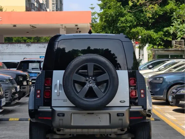 Land Rover Defender — Фото автомобиля 10