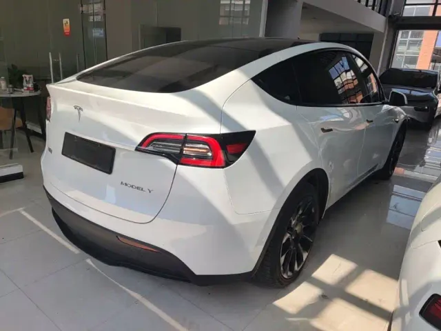 Tesla Model Y — Фото автомобиля 4
