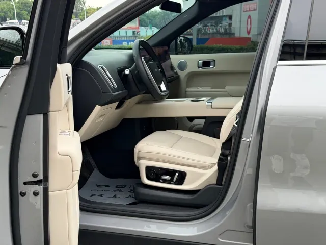 Li Auto L8 — Фото автомобиля 12