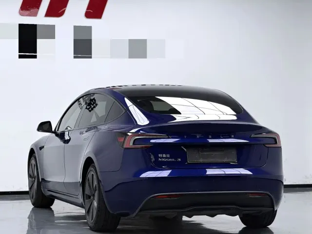 Tesla Model 3 — Фото автомобиля 10
