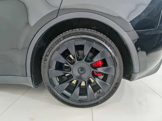 Tesla Model Y — Фото автомобиля 18