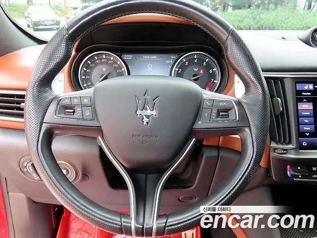 Maserati Levante — Фото автомобиля 8