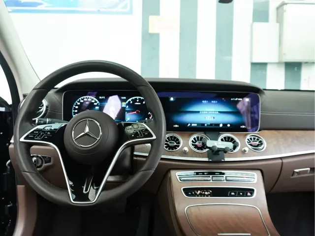 Mercedes-Benz E-Class — Фото автомобиля 23