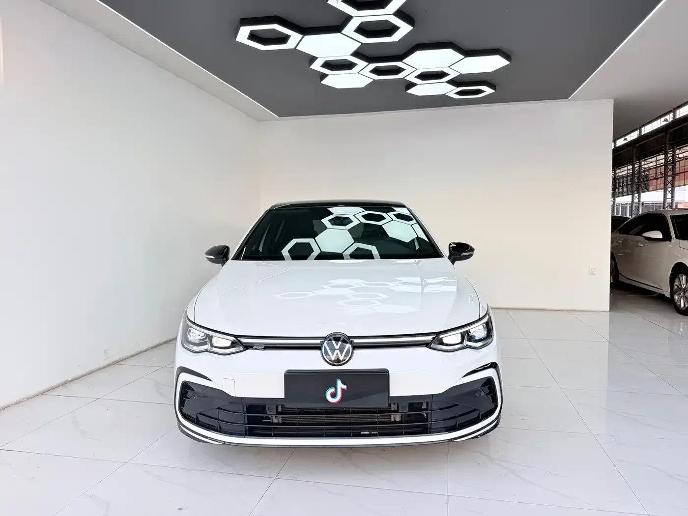 Volkswagen Golf 2024 280TSI DSG R-Line 50th Anniversary Edition — Фото автомобиля 2