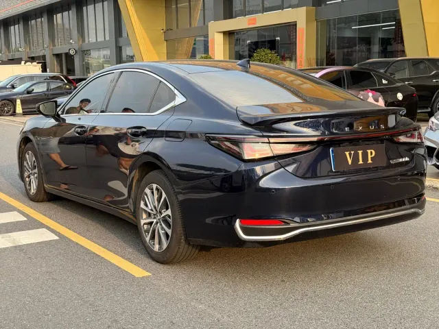 Lexus ES — Фото автомобиля 9