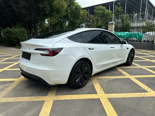 Tesla Model 3 — Фото автомобиля 6
