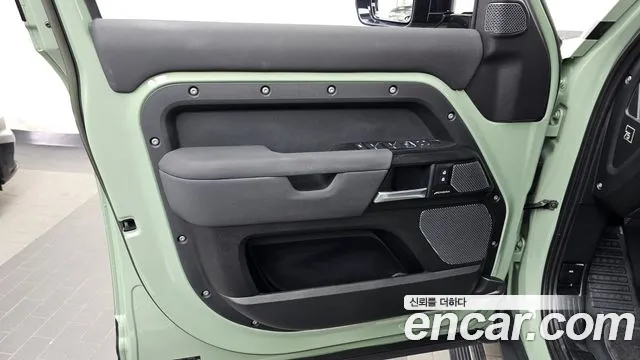 Land Rover Defender — Фото автомобиля 18