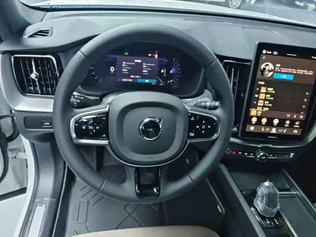 Volvo XC60 — Фото автомобиля 10