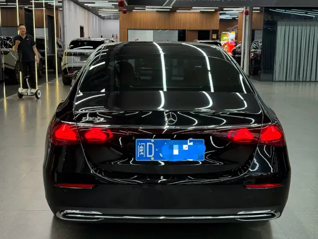 Mercedes-Benz E-Class — Фото автомобиля 4