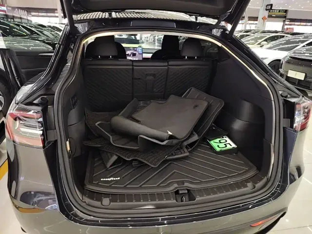 Tesla Model Y — Фото автомобиля 18