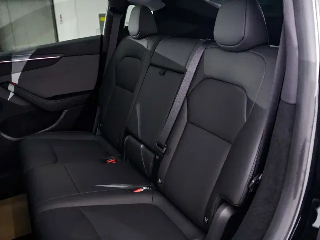 Tesla Model Y — Фото автомобиля 16
