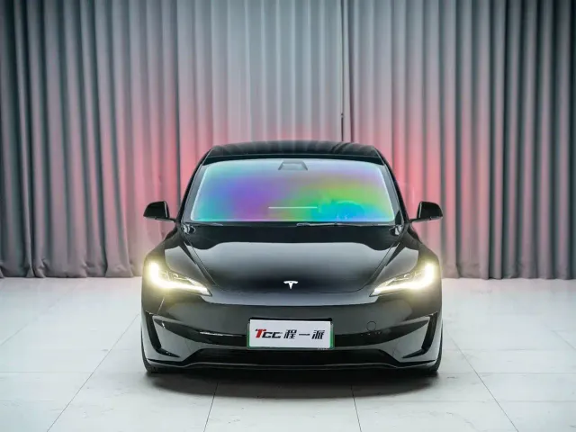 Tesla Model 3 — Фото автомобиля 2