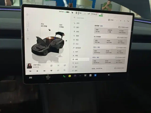 Tesla Model 3 — Фото автомобиля 12
