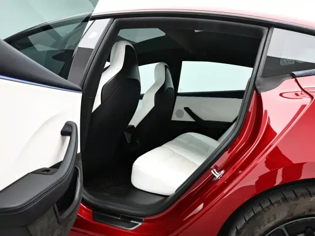 Tesla Model 3 — Фото автомобиля 15