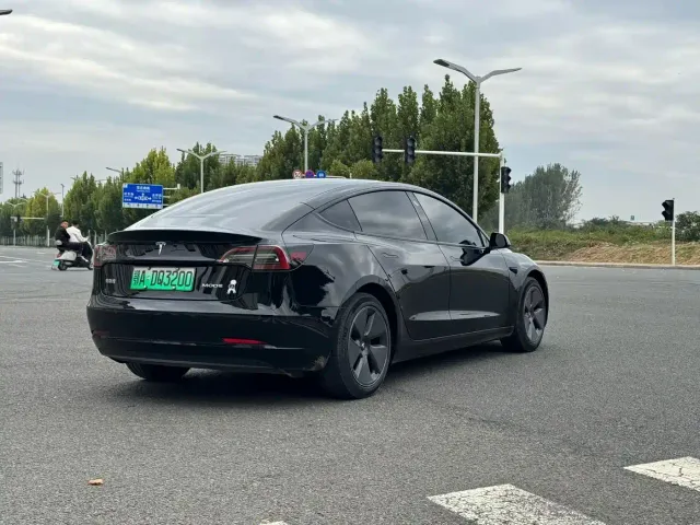 Tesla Model 3 — Фото автомобиля 7