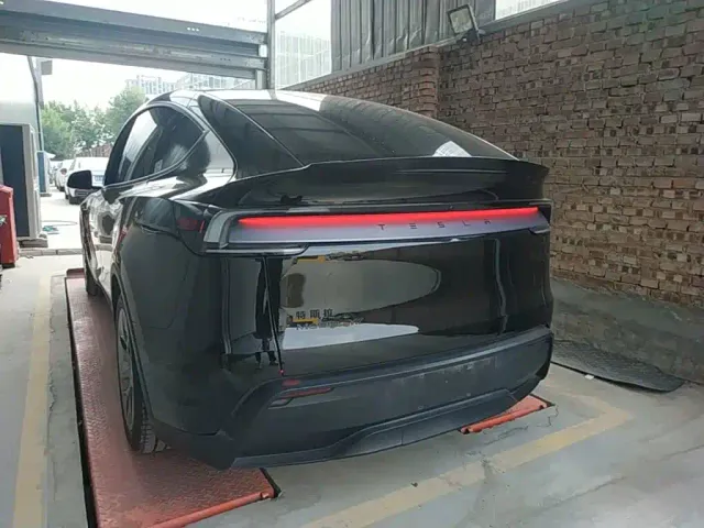 Tesla Model Y L — Фото автомобиля 4