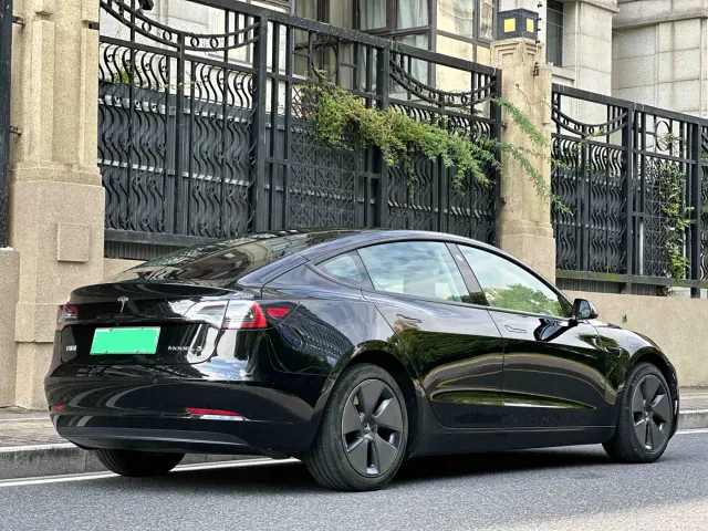 Tesla Model 3 — Фото автомобиля 6